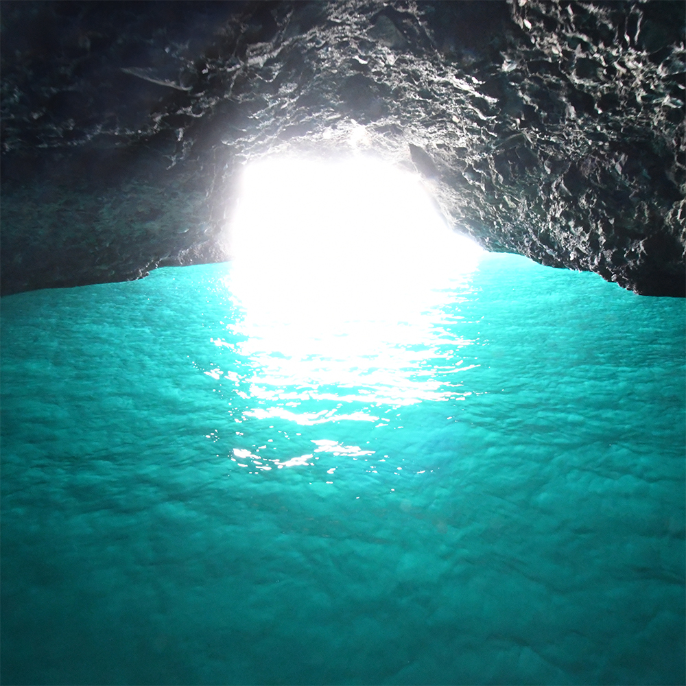 道南函館近郊にある美しい青の洞窟